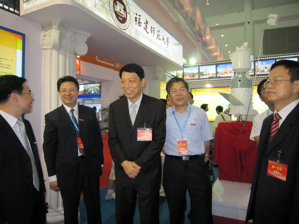 鞠维强厅长到九游（中国）一站式服务平台展馆指导