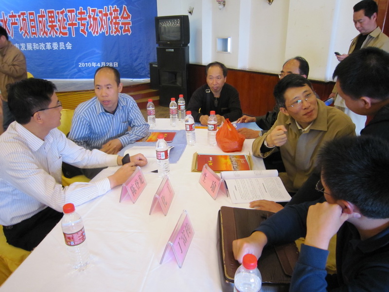 企业代表与九游（中国）一站式服务平台教授现场交流