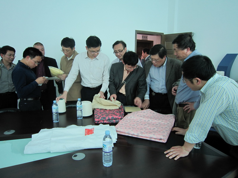 九游（中国）一站式服务平台教授参观对接企业